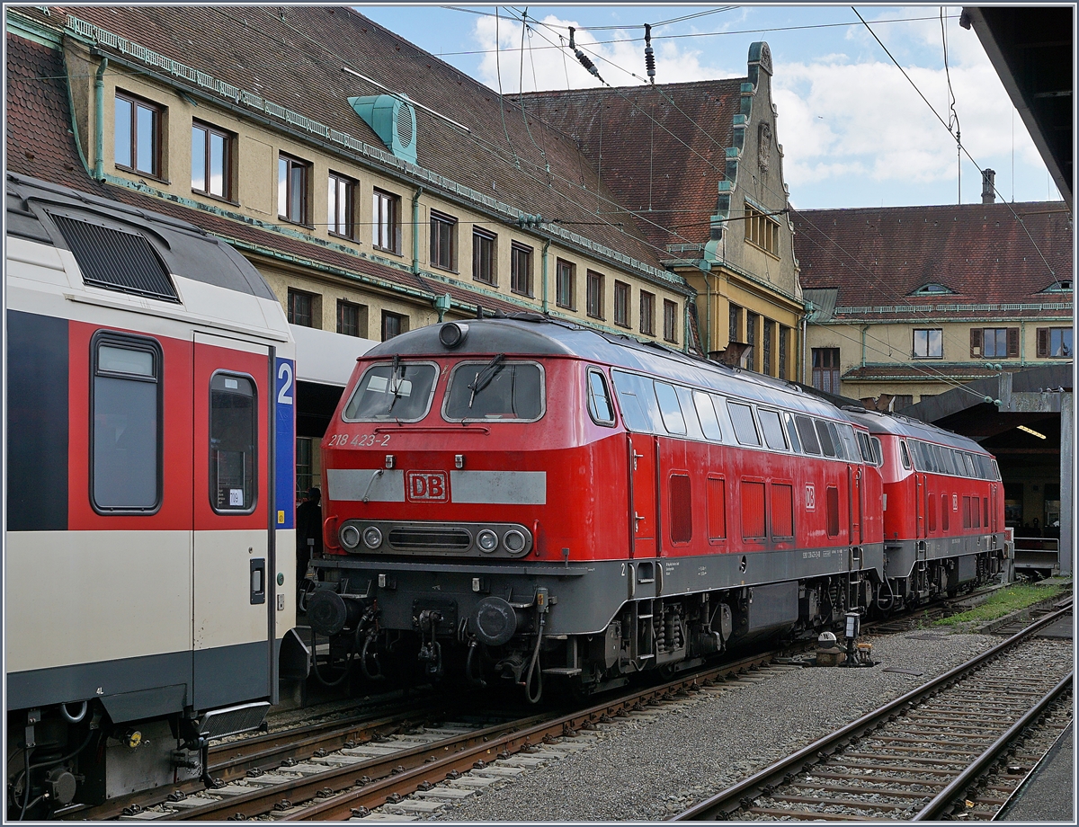 Die beiden DB 218 421-6 und 423-2 haben EC nach Lindau gebracht, nun wird eine SBB Re 4/4 II (Re 421) den Zug für die Weiterfahrt übernehmen. 
24. Sept. 2018