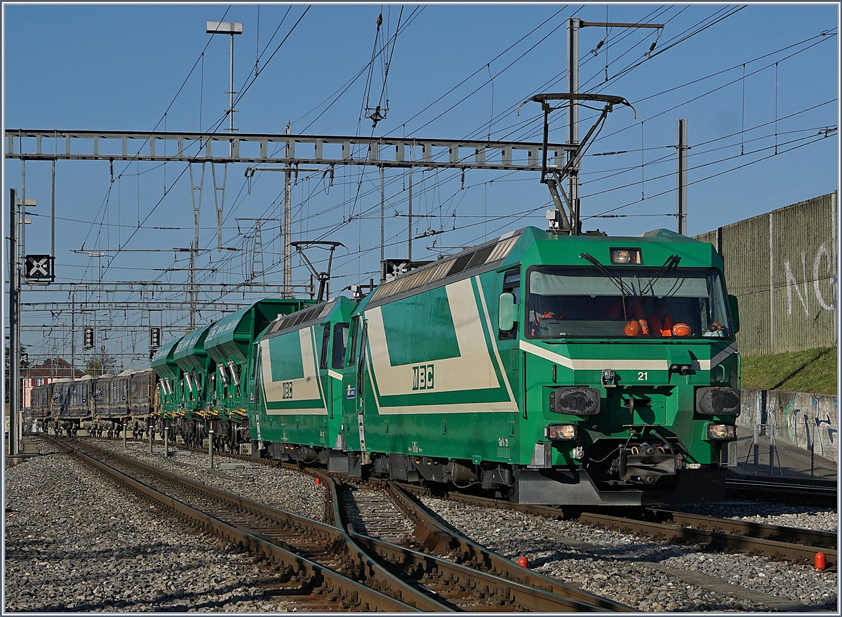 Die beiden Ge 4/4 21 und 22 der BAM MBC erreichen mit eine Kieszug von Apples nach Gland den Spurwechselbahnhof Morges.
19. April 2018