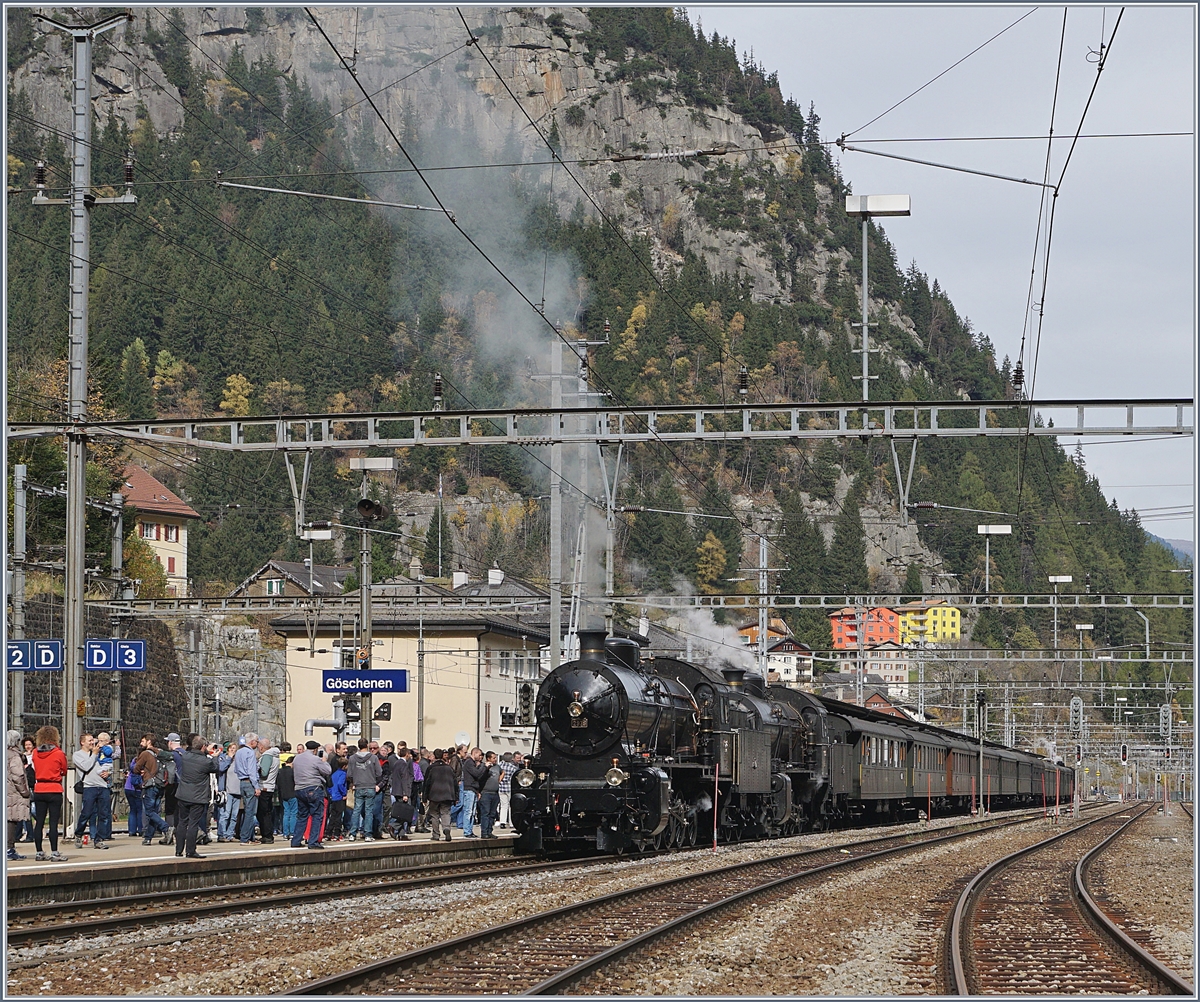Die beiden mächtigen Dampfloks C 5/6 2978 und 2969 sind mit ihrem Extrazug in Göschenen eingetroffen. Nur am schüchterne Rauch zu erahnen ist die kleine B 3/4, welche den Zug nachschob. 
21. Okt. 2017