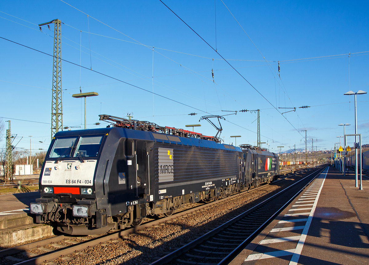Die beiden MRCE Dispoloks, vorne die in Deutschland registrierte  189 934-3 / ES 64 F4-034 (91 80 6189 934-3 D-DISPO Class 189-VD) und die kalte in Italien registrierte und an die Compagnia Ferroviaria Italiana (CFI) vermietete 189 406-8 / ES 64 F4-406 (91 83 2189 406-8 IT-CFI Class 189-VI) fahren am 29.12.2017 als Lz durch den Bf Weil am Rhein in Richtung Schweiz.

Auch wenn beide von der Nummerierung weit auseinander liegen, so wurden die beiden, nach den Fabriknummern zu urteilen, relativ zeitgleich von Siemens in München im Jahr 2008 gebaut.
Die 189 934-3 / ES 64 F4-034 unter der Fabriknummer 21478 und 
die 189 406-8 / ES 64 F4-406 unter der Fabriknummer 21477.
Ein netten Gruß an den freundlichen Lokführer zurück.