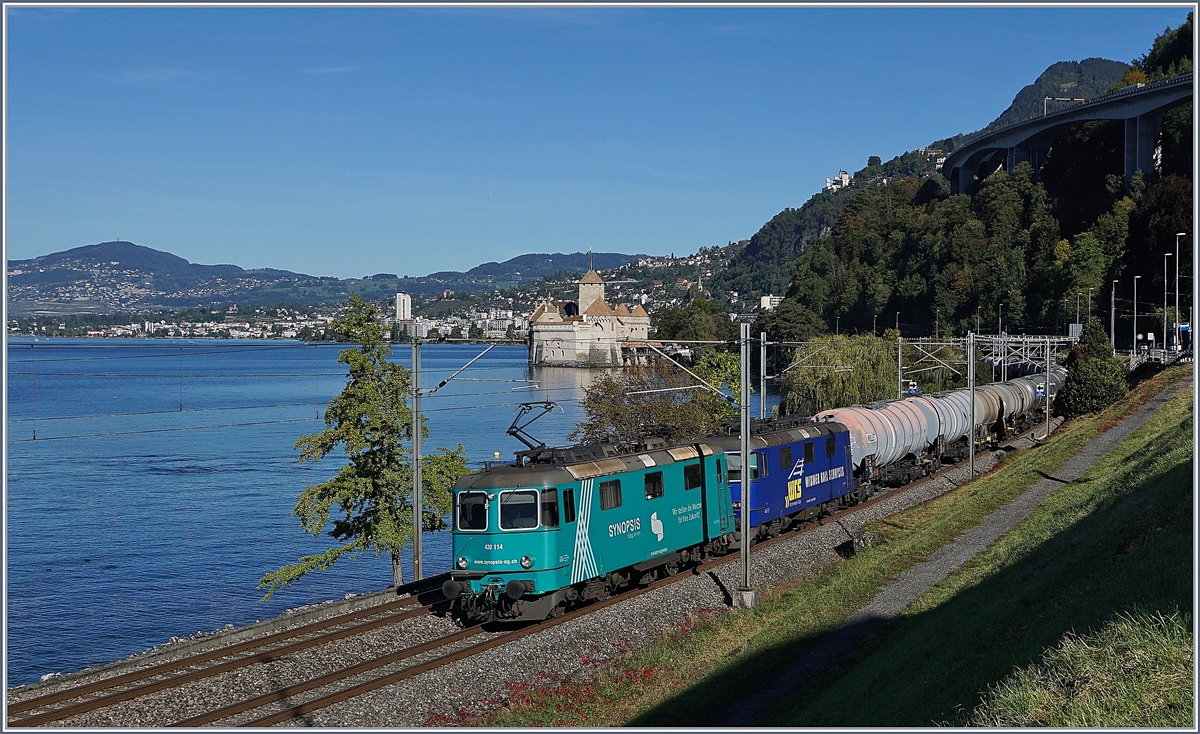 Die beiden Re 4/4 114 und 111 sind mit ihrem Güterzug bei Villeneuve auf der Fahrt Richtung Wallis. Im Hintergrund ist das Château Chillon zu erkennen. 

11. Okt. 2019