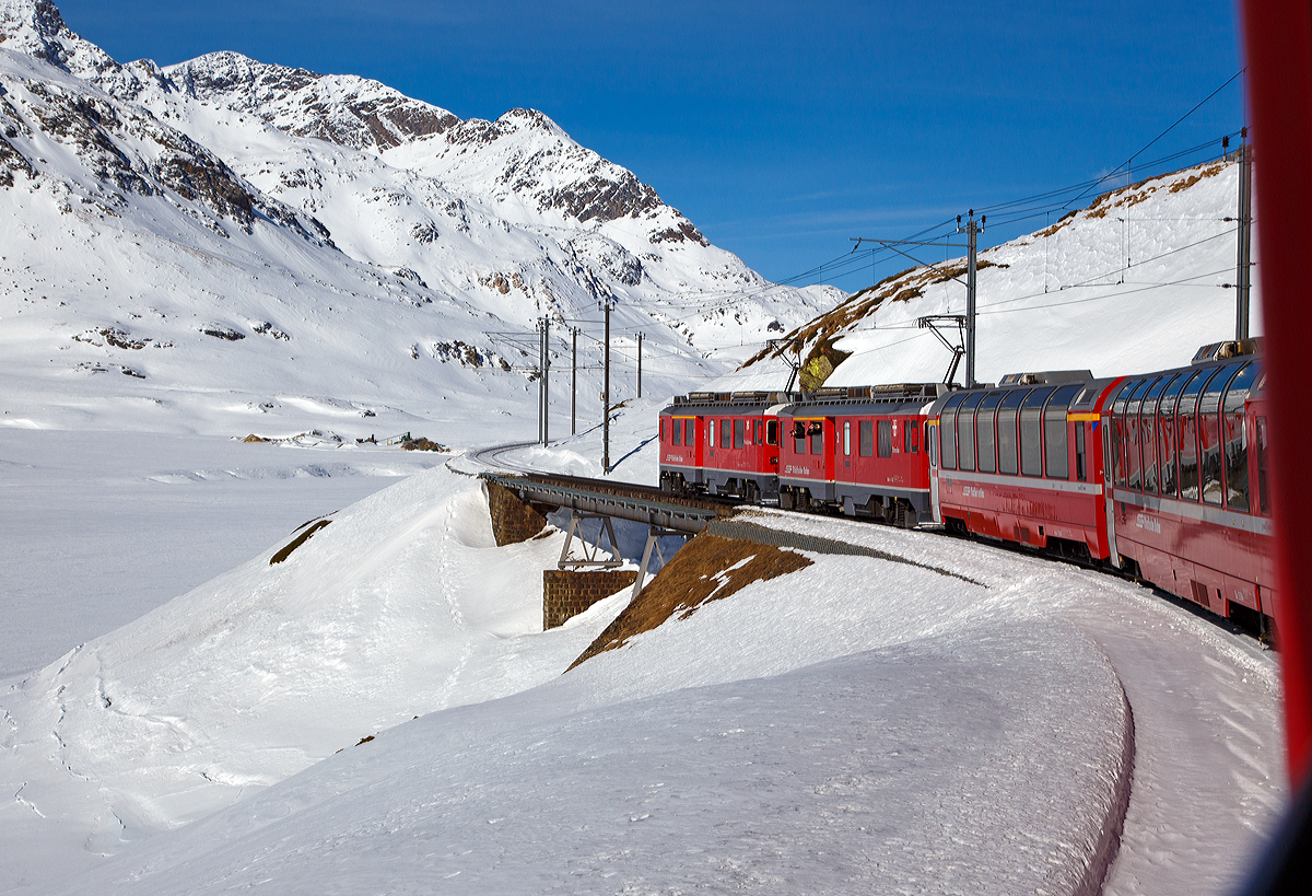 
Die beiden RhB ABe 4/4 III - 51  Poschiavo  und 52  Brusio  ziehen am 20.02.2017 unseren Regiozug nach St. Moritz, kurz vor Ospizio Bernina passieren wir gerade die 46 m lange A m See Br�cke , links befindet sie der Lago Bianco.