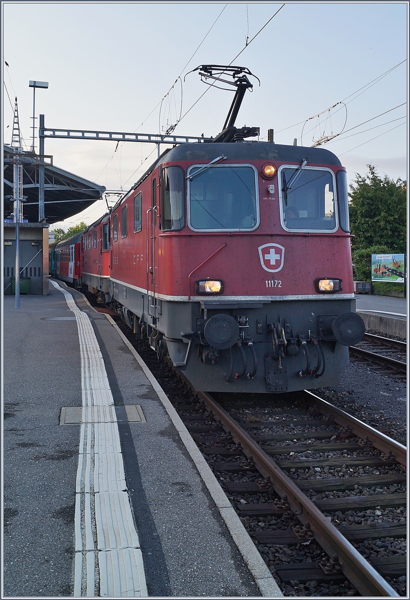 Die beiden SBB Re 4/4 II 11172 und 11158 warten mit dem EN 200 Thello von Venezia SL nach Paris in Lausanne auf die Weiterfahrt. 
1. Juni 2018
