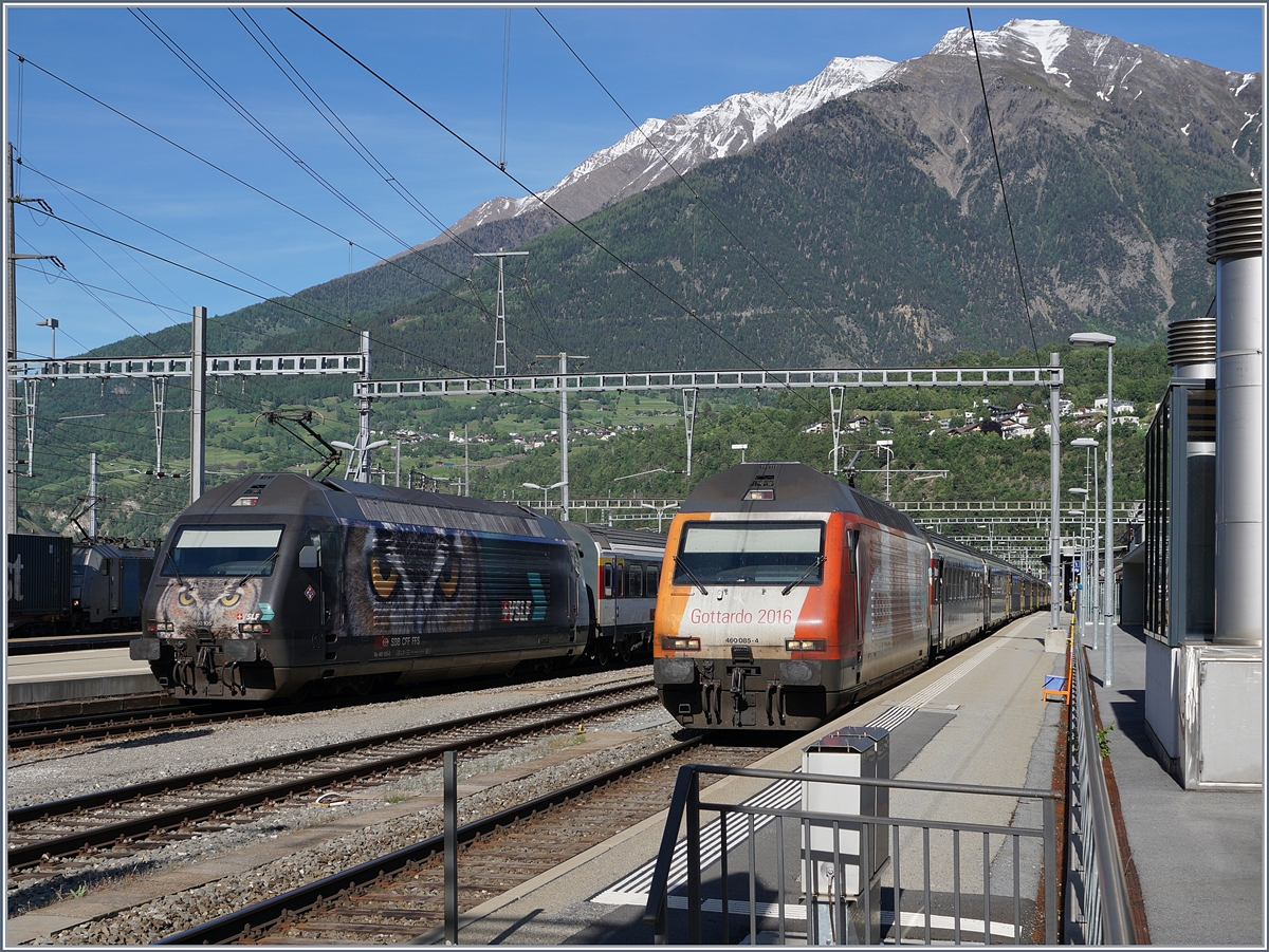 Die beiden SBB Re 460 105-2 und 460 085-4 warten in Brig auf die Abfahrt nach Romanshorn und Genève-Aéroport.
21. Mai 2017
