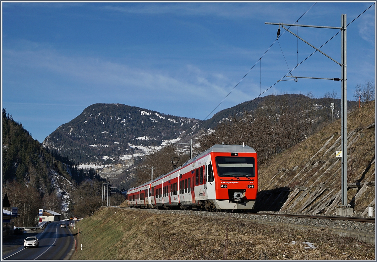Die beiden TMR NINA RABe 525 041 und 039 haben auf ihrer Fahrt von Martigny nach Le Châble ihr Ziel schon fast erreicht.

9. Februar 2020  