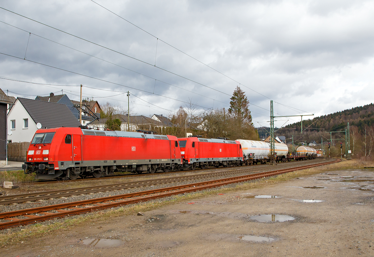 
Die beiden TRAXX F140 AC2 der DB Cargo, die 185 379-5 (91 80 6185 379-5 D-DB) und die 185 372-0 (91 80 6185 372-0 D-DB) fahren am 09.03.2019 mit einem gemischtem Güterzug durch Mudersbach/Sieg in Richtung Köln.