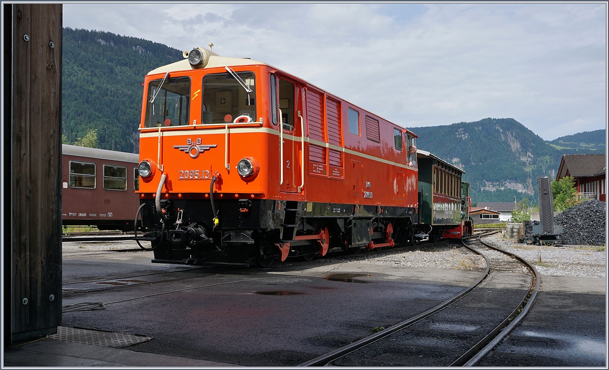 Die beiden unterschiedlichen Seiten der ÖBB 2095.13 welche hier von der BWB D1  Hilde  aus dem Depot gezogen wird. 
Bezau den 9. Juli 2017