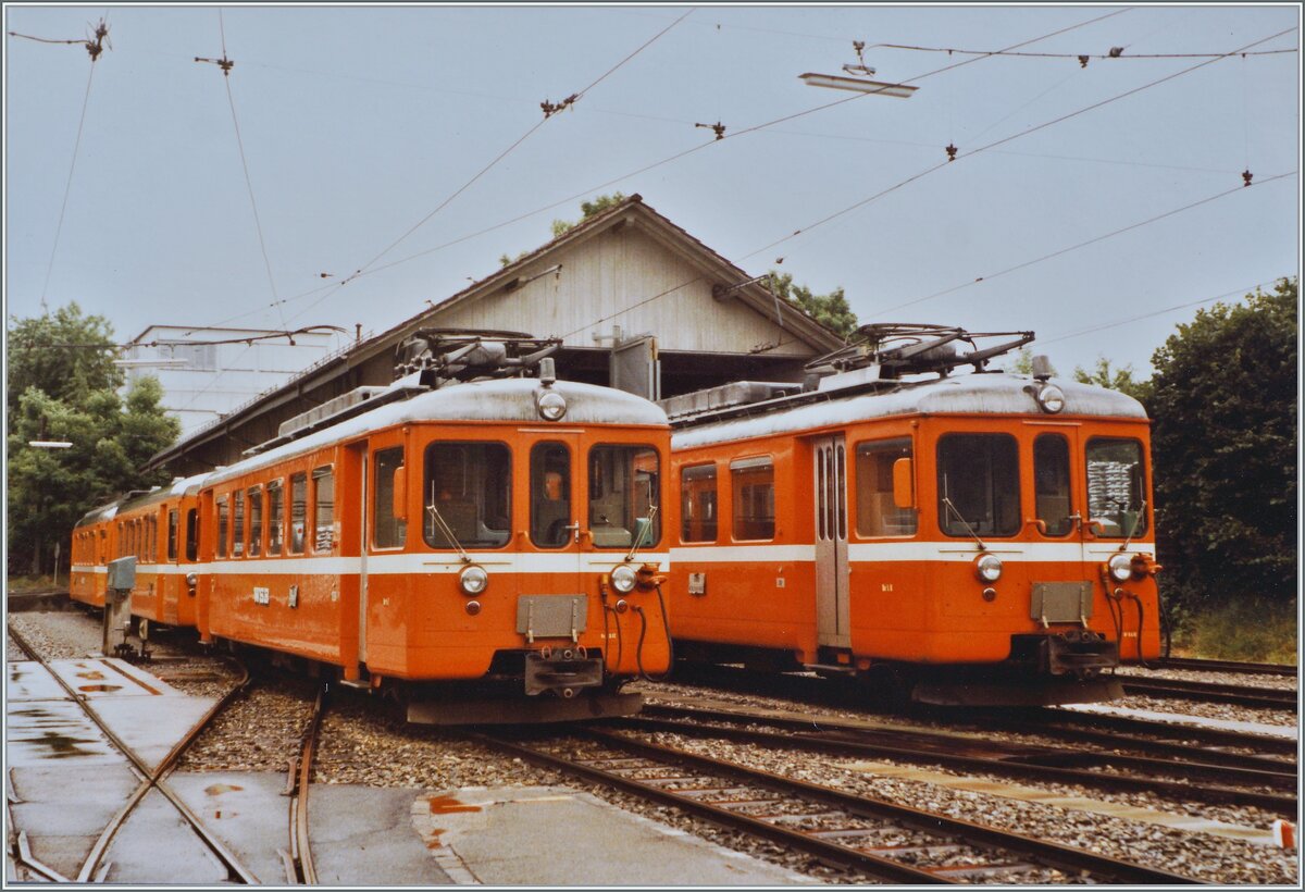 Die beiden WSB Be 4/4 7 (links) und Be 4/4 N° 8 (rechts) warten auf ihren nächsten Einsatz. 

Der Be 4/4 N° 7 wurde als Ce 4/4 N° 7 von der WTB (Wynental Bahn) 1954 in Dienst gestellt, während der ziemlich sicher baugleiche Ce 4/4 N° 8 von der AS (Aarau - Schöftland Bahn) im selben Jahr in Betrieb genommen wurde. 

1965 erhielt die WSB dann die Be 4/4 9 - 14, welche sich nur in Details von den beiden älteren Be 4/4 7 und 8 unterscheiden.

15. Juli 1984