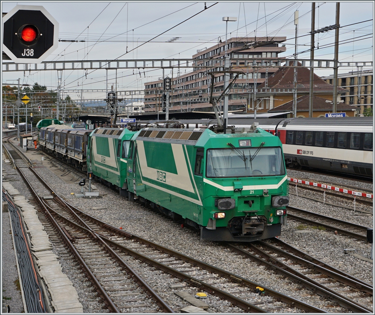 Die beinden BAM MBC Ge 4/4 21 und 22 mit ihrem Kieszug Apples -Gland - Apples in Morges. 

18. Okt. 2021