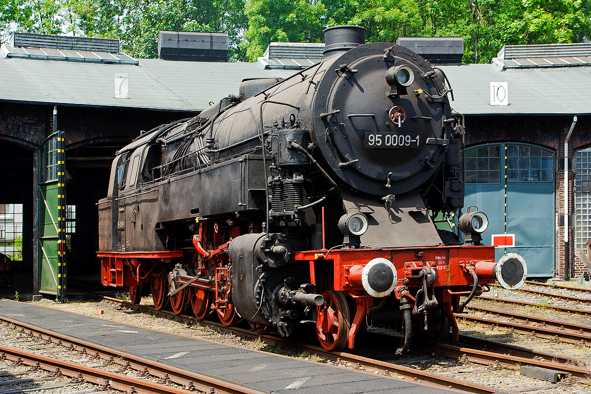 Die  Bergkönigin   95 0009-1 am 07.06.2014 im Eisenbahnmuseum Dieringhausen. Diese Lok hatte schon viele Bezeichnungen und zwar: Bestellt als preußische T 20 Magdeburg 9209, ausgeliefert als DR 77 009 > DR 95 009 > DRG 95 009 > DR 95 009 >  Umbau auf Ölfeuerung, und somit DR 95 0009-1. 

Die preußische  T 20 wurde 1922 von Borsig in Berlin unter der Fabriknummer 11113 gebaut und 1923 an die Deutsche Reichseisenbahnen als DR 77 009 ausgeliefert (bestellt war sie noch als T 20 Magdeburg 9209), im gleichen Jahr wurde sie aber noch in DR 95 009 umgezeichnet. 
Nach dem Krieg verblieb die Lok im Osten und blieb so als DR 95 009 bezeichnet. Die Lok wurde 1966 umgebaut, sie erhielt einen Nachbaukessel und Ölfeuerung, so erhielt sie 1970 nach dem EDV-Nummernplan der DR die Bezeichnung 95 0009-1 (BR 95.00 ). Die Lok wurde 1981 zurückgestellt (z-Stellung) und 1984 bei der DR ausgemustert.
Schon 1984 kam sie zur Museumseisenbahn Paderborn und Später zur EFO (Eisenbahnfreunde Flügelrad Oberberg e. V.) dem Vorgänger Verein der Interessengemeinschaft und Förderverein für das Eisenbahnmuseum Gummersbach-Dieringhausen e. V..

Die Baureihe 95 ist eine schwere fünffachgekuppelte Tenderlokomotive mit der Achsfolge 1'E1', welche von der Deutschen Reichsbahn (DR) ab Anfang 1923 für den Einsatz vor schweren Güterzügen auf steilen Hauptbahnen in Betrieb genommen wurde. Da die Baureihe noch in der letzten Zeit der preußischen Staatsbahn entwickelt wurde, wird sie auch als preußische T 20 bezeichnet.

Mit der Entwicklung der T 20 griff die preußische Staatsbahn den von der Halberstadt-Blankenburger Eisenbahn mit ihrer Tierklasse umgesetzten Gedanken der Ablösung des umständlichen und zeitraubenden Zahnradbahnbetriebs auf Steilstrecken durch besonders zugkräftige Reibungslokomotiven mit dynamischer Gegendruckbremse als drittem Bremssystem auf.

Die ersten zehn 1922 gebauten und ab Anfang 1923 ausgelieferten Exemplare der Baureihe waren als T 20 Magdeburg 9201–9210 bestellt worden. Die Fahrzeuge wurden durch den Besteller zunächst als 77 001 bis 77 010 in den Betriebsbestand eingereiht, da für sie zunächst die Baureihe 77 vorgesehen war. Noch im Verlaufe des gleichen Jahres jedoch zeichnete man sie in die Betriebsnummern 95 001–010 um. Insgesamt wurden bis 1924 45 Stück gebaut. Einsatzgebiete waren unter anderem die Bahnstrecke Sonneberg–Probstzella, die Spessartrampe, die Frankenwaldbahn, die Geislinger Steige, die Schiefe Ebene und die Rübelandbahn, wodurch sie zu ihrem Spitznamen „Bergkönigin“ kam.

Die Maschinen verfügen über einen 100 mm dicken Barrenrahmen mit fünf Querversteifungen aus Stahlguss sowie einen Kessel mit über dem Rahmen stehendem Hinterkessel nach Belpaire. Die Laufradsätze bilden mit den benachbarten Kuppelachsen Krauss-Helmholtz-Lenkgestelle. Die drei mittleren Kuppelradsätze sind fest im Rahmen gelagert, allerdings ist der Spurkranz bei dem dritten Kuppelradsatz um 15 mm geschwächt. Das Zweizylinder-Heißdampftriebwerk treibt den dritten Kuppelradsatz an und verfügt über selbsttätige Druckausgleicher für den Triebwerksleerlauf.

Diese Dampflokgattung war die stärkste von der DR beschaffte Tenderlok. Sie konnte in der Ebene bei einer Geschwindigkeit von 50 km/h eine Zuglast von 2060 Tonnen befördern und bei 25 Promille Steigung mit 25 km/h Geschwindigkeit immerhin noch 430 Tonnen. Damit erreichten sie fast das Leistungsvermögen der rund 30 Tonnen schwereren bayerischen Malletlok Gt 2×4/4. Diese bewältigte auf 25 Promille Steigung mit 25 km/h eine Zuglast von 465 Tonnen, war aber in der Unterhaltung aufgrund des komplexeren Triebwerkes teurer. Die sehr hohe Reibungslast von 95,3 t ermöglichte den Verzicht auf Zahnstangenbetrieb bis zu einer Steigung von 70 ‰, insbesondere auch, weil die Riggenbach-Gegendruckbremse (die Lokomotive wird durch Verdichtungsarbeit in den Antriebszylindern abbremst) auch bei langen Talfahrten das Abbremsen hoher Lasten ohne Verschleiß und Überhitzung der Bremsbeläge sowie Radreifen und der damit verbundenen Gefahr nachlassender Bremswirkung sicherstellte.

Von den 45 Lokomotiven der Baureihe blieben 31im Osten und kamen zur Deutschen Reichsbahn. Von diesen wurden zwischen 1966 und 1972 24 Stück auf Ölhauptfeuerung umgebaut, zehn Stück wurden überdies neubekesselt. Ab 1970 bezeichnete die DR die ölbefeuerten Lokomotiven als Baureihe 95.00 und die nicht umgebauten Exemplare mit Kohlefeuerung als Baureihe 95.10. Die letzten Lokomotiven der Baureihe waren auf der Strecke Sonneberg–Eisfeld im Einsatz und wurden erst 1981 ausgemustert. 

TECHNISCHE DATEN:
Gebaute Anzahl:  45
Bauart:  1'E1' h2
Gattung:  Gt 57.19
Spurweite:  1435 mm (Normalspur)
Länge über Puffer:  15.100 mm
Höhe:  4.550 mm
Gesamtradstand:  11.900 mm
Leergewicht:  103,7 t
Dienstgewicht:  127,4 t
Reibungsmasse:  95,3 t
Radsatzfahrmasse:  19,1 t
Höchstgeschwindigkeit:  70 km/h
Indizierte Leistung:  1.192 kW / 1.621 PS
Treibraddurchmesser:  1.400 mm
Laufraddurchmesser vorn:  850 mm
Laufraddurchmesser hinten:  850 mm
Steuerungsart:  Heusinger
Zylinderanzahl:  2
Zylinderdurchmesser:  700 mm
Kolbenhub:  660 mm
Kesselüberdruck:  14 bar
Wasservorrat:  12,0 m³
Brennstoffvorrat:  4 t Kohle
Bremse:  Knorr-Druckluftbremse
Riggenbach-Gegendruckbremse
Zugheizung:  Dampfheizung

Anzahl der Heizrohre:  218
Anzahl der Rauchrohre:  34
Heizrohrlänge:  4.500 mm
Rostfläche:  4,36 m²
Strahlungsheizfläche:  17 m²
Rohrheizfläche:  183 m²
Überhitzerfläche:  62,50 m²
Verdampfungsheizfläche:  200,00 m²