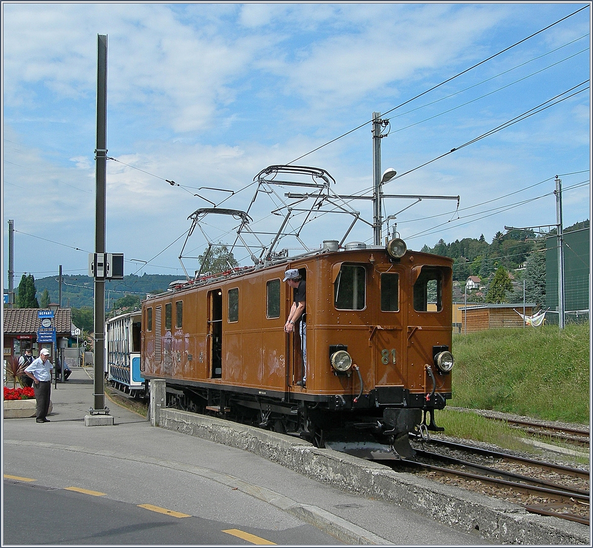 Die Bernina Bahn Ge 4/4 81 der Blonay-Chamby Bahn wartet in Blonay auf die Abfahrt nach Chaulin. 

16. August 2020