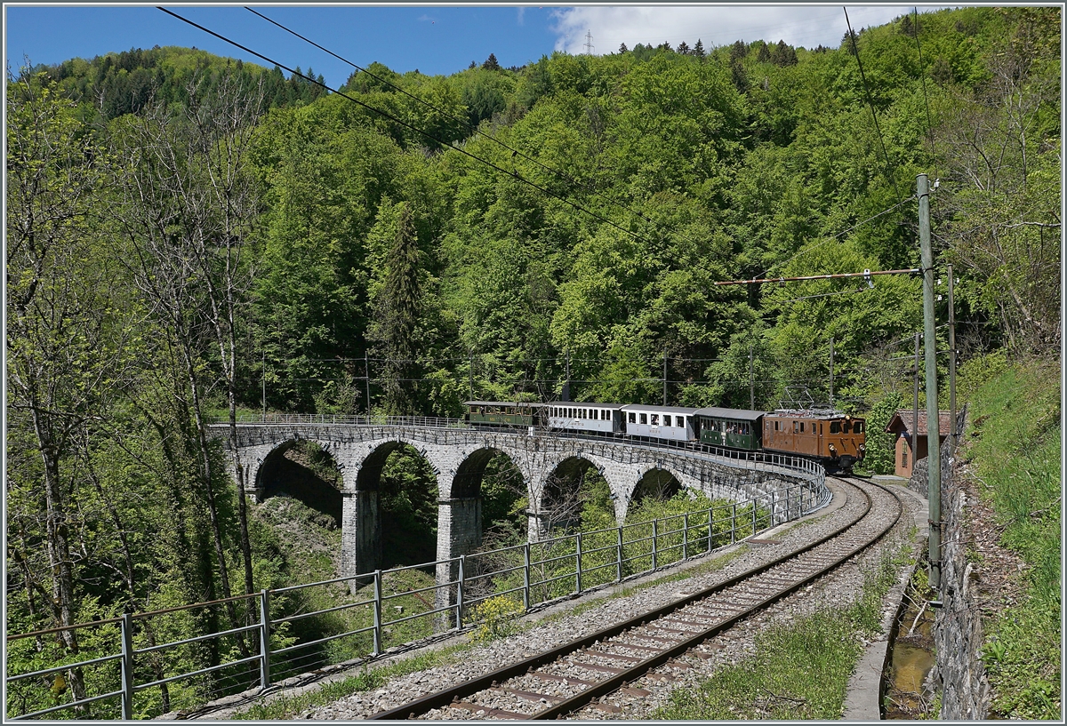 Die Bernina Bhan Ge 4/4 81 der Blonay-Chamby Bahn überquert mit ihrem Zug nach Chaulin den Baye de Clarens Viadukt und hat  Vers-chez-Robert  erreicht.

23. Mai 2021