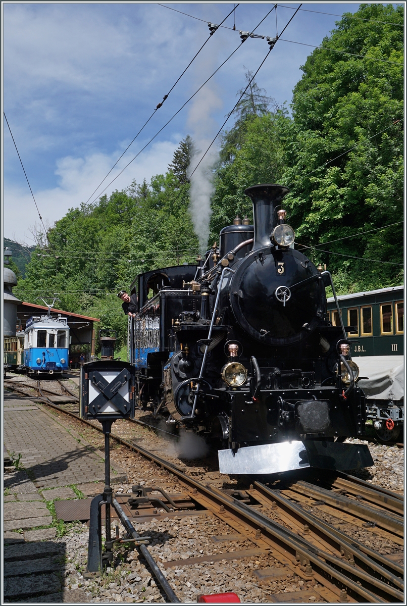 Die BFD HG 3/4 N° 3 ist mit ihrem Zug in Chauln angekommen und dampft nun zur Lokbehandlung.

1. Juni 2025 