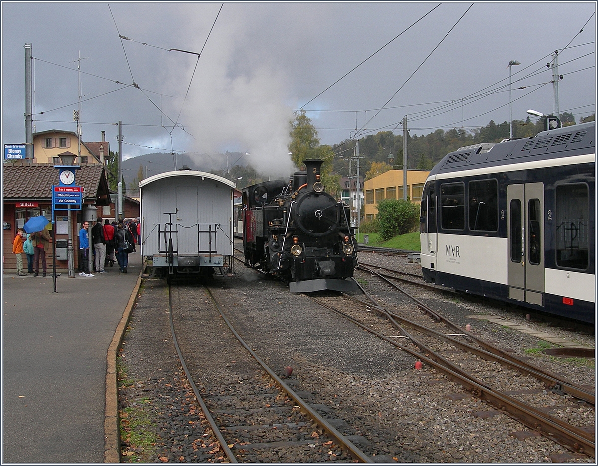 Die Blonaqy-Chamby B-F.D. HG 3/4 N° 3 dampft bei windigem Wetter in Bloonay.
22. Okt. 2017
