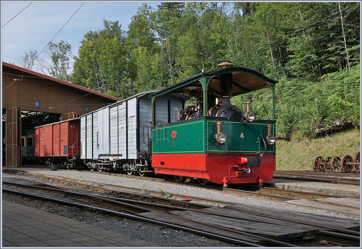 Die Blonay-Chamby Bahn G 2/2 N° 4 am Abend davor, noch  kalt  aber zumindest ein interessantes Fotosujet in Chaulin mit den beiden Güterwagen (TL 50 und CEV Gk 37) wobei ich letzteren noch im Bahnhof von Blonay anno dazumal manövriert hatte. 

25. Juli 2020