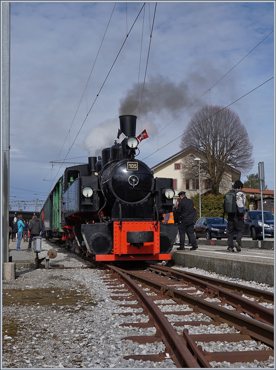 Die Blonay-Chamby Bahn G 2x 2/2 105 zog den Extrazug zum würdigen Schluss-Akt des  alten Bahnhofs  von Châtel und kam so zu eine recht langen Fahrt von Chaulin via Montbovon nach Palézieux. 
Das Bild zeigt die Lok kurz vor der Abfahrt in Palézieux.


3. März 2019
