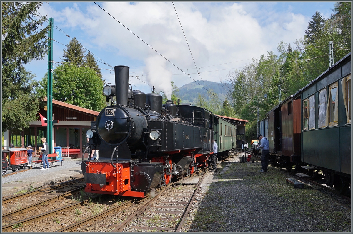 Die Blonay-Chamby Bahn G 2x 2/2 105 ist mit dem ersten Zug der Saison 2022 in Chaulin Musée eingetroffen.

7. Mai 2022