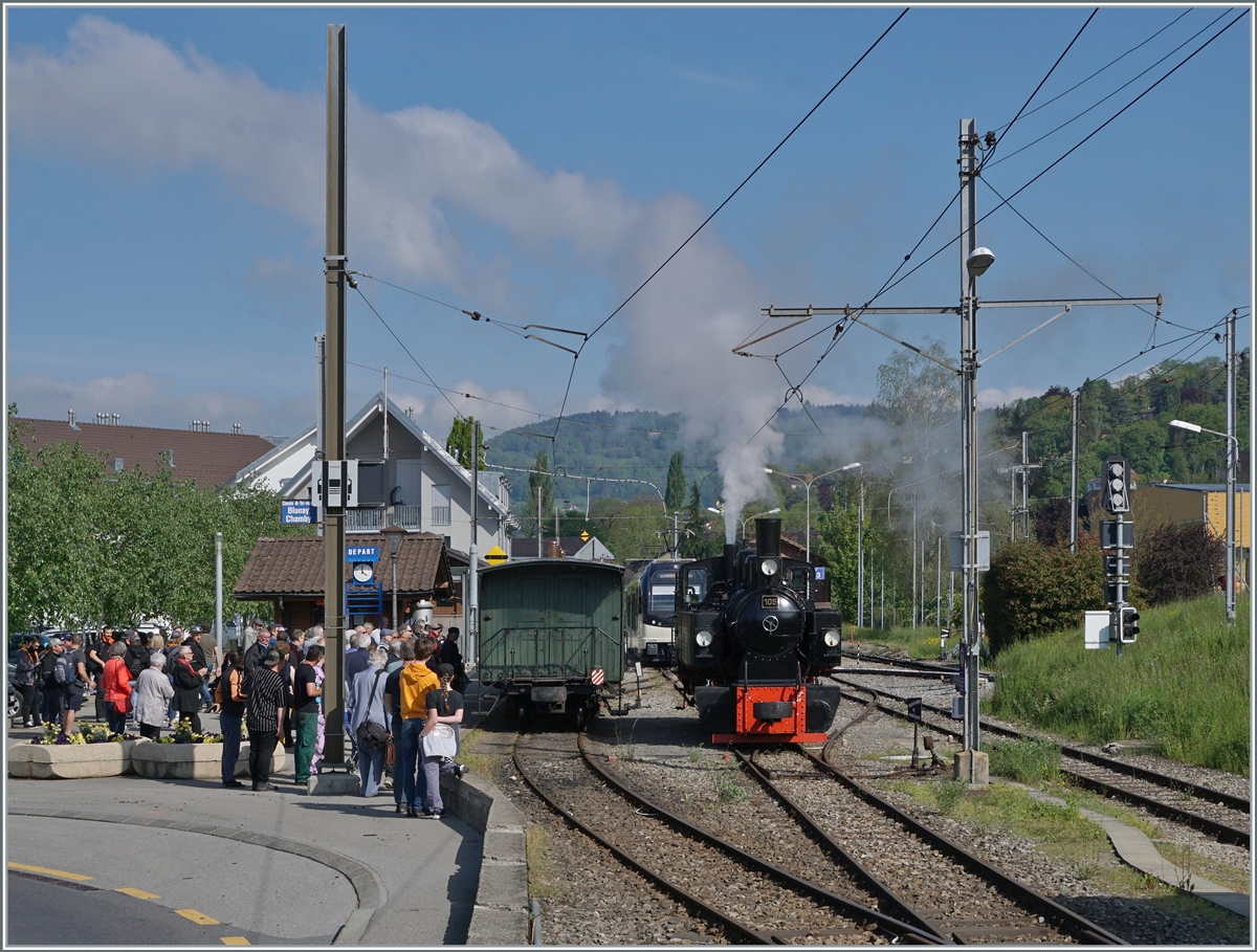 Die Blonay-Chamby Bahn Saison ist eröffnet! Und gleich der erste Zug fuhr (abweichend vom Plan) bereits mit Dampf, was wohl auf den starken Andrang zurückzuführen ist. 
Im Bild rangiert die Blonay-Chamby G 2x 2/2 105 um den ersten Zug von Blonay nach Chaulin zu übernehmen. 

7. Mai 2022