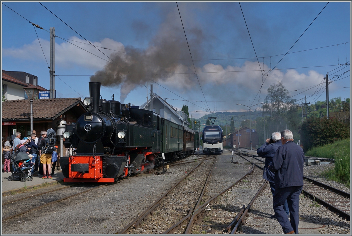 Die Blonay-Chamby Bahn Saison ist eröffnet! Und gleich der erste Zug fuhr (abweichend vom Plan) bereits mit Dampf, was wohl auf den starken Andrang zurückzuführen ist. Im Bild rangiert die Blonay-Chamby G 2x 2/2 105 um den ersten Zug von Blonay nach Chaulin zu übernehmen. 

7. Mai 2022