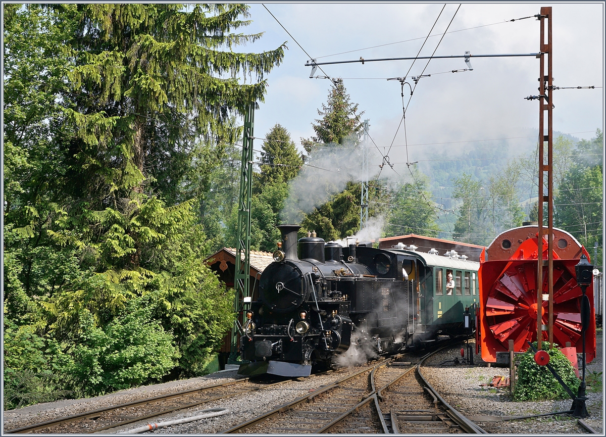 Die Blonay-Chamby BFD HG 3/4 N° 3 verlässt mit einem Zug Chaulin. 

19. Mai 2018