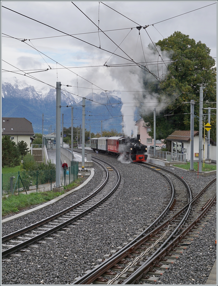 Die Blonay-Chamby G 2x 2/2 105 wartet in St-Légier Gare mit ihrem Extrazug nach Chaulin die Kreuzung mit dem Gegenzug ab. 

27. Sept. 2020