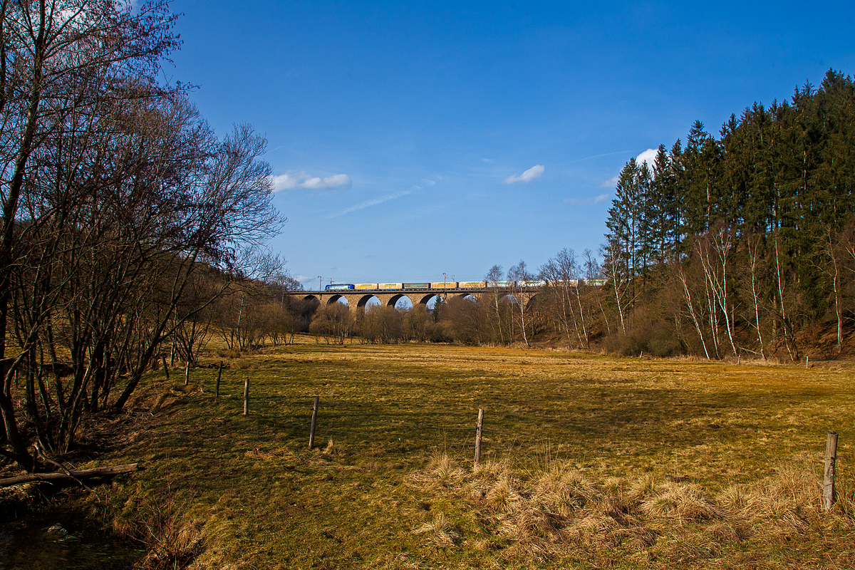 Die BLS 496 bzw. die 193 496-7 (91 80 6193 496-7 D-BLSC) der Cargo AG, ex Siemens (91 80 6193 496-7 D-SIEAG), fährt am 23.02.2021mit einem KLV/Container-Zug über den Rudersdorfer Viadukt in Richtung Siegen.

Die Siemens Vectron MS (für 160 km/h zugelassene und mit 6.4 MW Leistung) wurde 2018 von Siemens Mobilitiy in München-Allach unter der Fabriknummer 22390 gebaut. Die Vectron MS hat Zulassungen für Deutschland, Österreich, Schweiz, Italien und die Niederland.