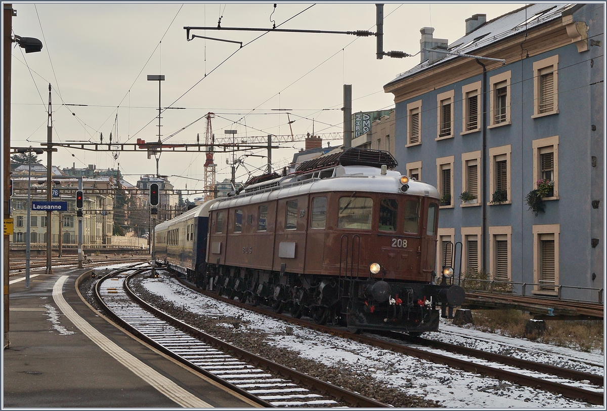 Die BLS Ae 6/8 208 erreicht mit ihrem Weihnachts-Pullmann Express den Bahnhof Lausanne.
2. Dez. 2017
