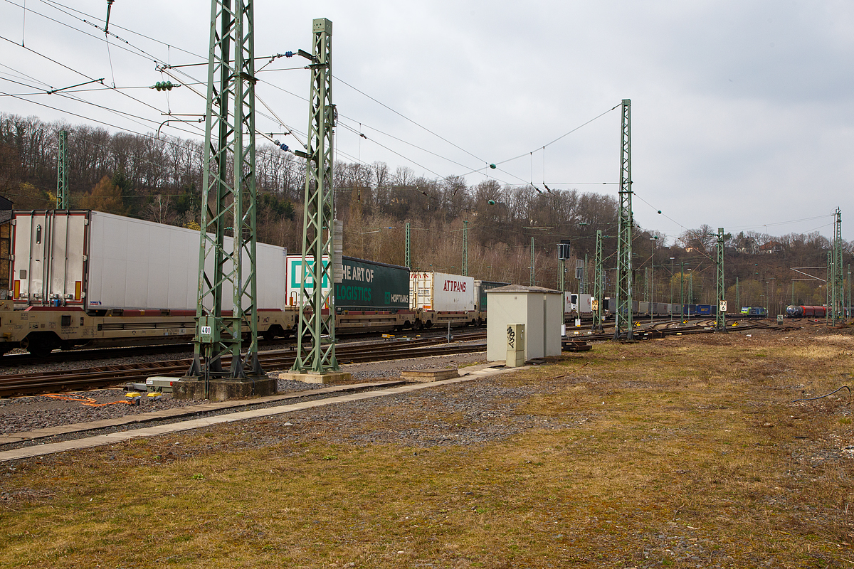 Die BLS Cargo 015, Re 485 015 (91 85 4485 015-2 CH-BLSC) fährt am 23.03.2021 mit einem CargoBeamer Alpinzug Domodossola- Kaldenkirchen, durch Betzdorf (Sieg) in Richtung Köln.