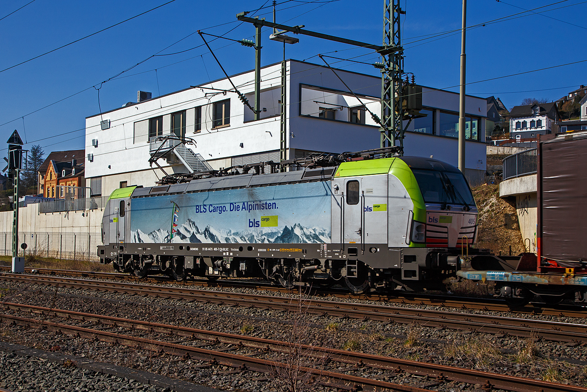 Die BLS Cargo 405 – Re 475 405-7 (91 85 4475 405-7 CH-BLSC) f�hrt am 24.03.202, mit einem KLV-Zug, durch Niederschelden �ber Siegstrecke (KBS 460) in Richtung K�ln.

Die Siemens Vectron MS (200 km/h - 6.4 MW) wurden 2016 von Siemens unter der Fabriknummer 22066gebaut, sie hat die Zulassungen f�r CH/D/A/I/NL und kann so vom Mittelmeer bis an die Nordsee ohne Lokwechsel durchfahren.