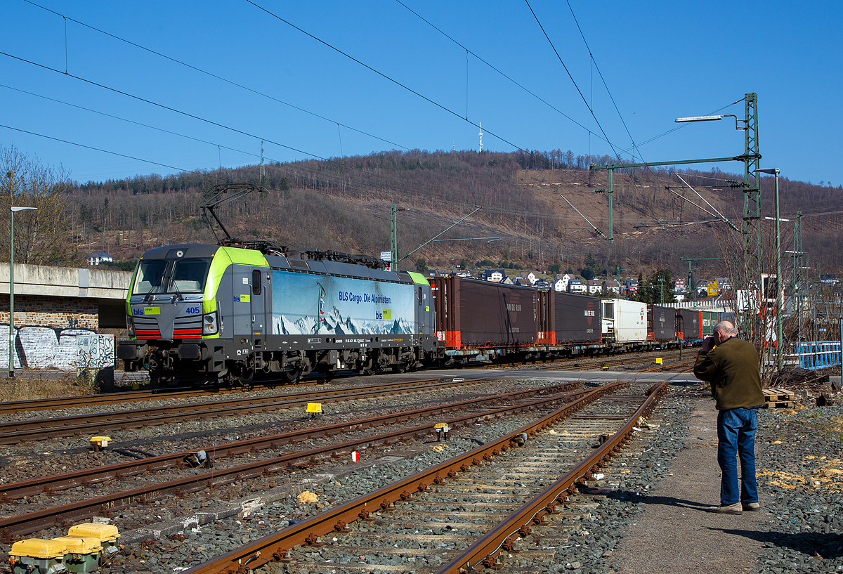 Die BLS Cargo 405 – Re 475 405-7 (91 85 4475 405-7 CH-BLSC) f�hrt am 24.03.202, mit einem KLV-Zug, durch Niederschelden �ber Siegstrecke (KBS 460) in Richtung K�ln.

Die Siemens Vectron MS (200 km/h - 6.4 MW) wurden 2016 von Siemens unter der Fabriknummer 22066gebaut, sie hat die Zulassungen f�r CH/D/A/I/NL und kann so vom Mittelmeer bis an die Nordsee ohne Lokwechsel durchfahren.

Leider wissen nicht alle Kollegen wie man sich platzieren sollte, um den anderen nicht im Bild zu stehen. 