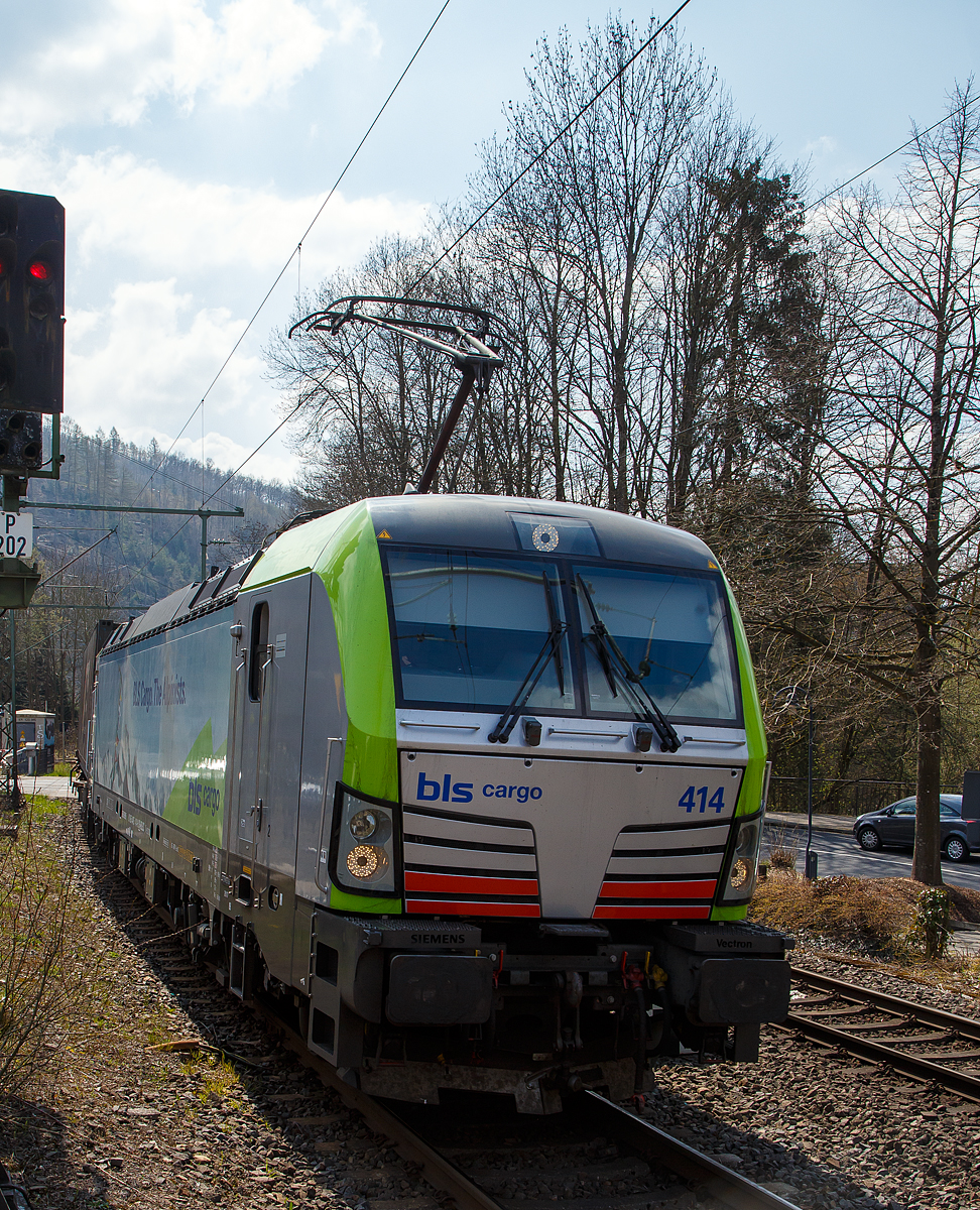 Die BLS Cargo 414 – Re 475 414-9  (91 85 4475 414-9 CH-BLSC) fährt am 20.04.2021 mit einem GTS - Container-Zug durch Kirchen/Sieg in Richtung Siegen. Hinweis ich stehe am Bahnsteig.

Die Siemens Vectron MS wurden 2017 von Siemens unter der Fabriknummer 22075  gebaut und an die BLS Cargo geliefert. Die sogenannte DACHINL-Mehrsystem-Lokomotive ist mit den nötigen Traktions- und Zugssicherungssystemen ausgerüstet, welche die Fahrt in den Ländern Deutschland (D), Österreich (A), Schweiz (CH), Italien (I) und Holland (NL) ermöglicht. Sie hat eine Höchstgeschwindigkeit von 200 km/h und eine Leistung von 6.400 kW