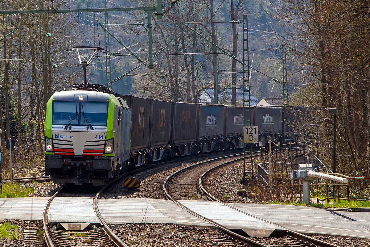 Die BLS Cargo 414 – Re 475 414-9  (91 85 4475 414-9 CH-BLSC) fährt am 20.04.2021 mit einem GTS - Container-Zug durch Kirchen/Sieg in Richtung Siegen. Hinweis ich stehe am Bahnsteig.

Die Siemens Vectron MS wurden 2017 von Siemens unter der Fabriknummer 22075  gebaut und an die BLS Cargo geliefert. Die sogenannte DACHINL-Mehrsystem-Lokomotive ist mit den nötigen Traktions- und Zugssicherungssystemen ausgerüstet, welche die Fahrt in den Ländern Deutschland (D), Österreich (A), Schweiz (CH), Italien (I) und Holland (NL) ermöglicht. Sie hat eine Höchstgeschwindigkeit von 200 km/h und eine Leistung von 6.400 kW