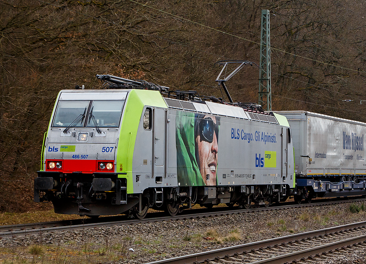 Die BLS Cargo 507, Re 486 507-7 (91 85 4486 507-7 CH-BLSC) fährt am 26.03.202, mit einem KLV-Zug, bei Dillbrecht über Dillstrecke (KBS 445) in nördlicher Richtung.

Die TRAXX F140 MS wurde 2008 von Bombardier in Kassel unter der Fabriknummer 34426 gebaut und an die BLS Cargo geliefert. Die Loks sind nur für die Schweiz, Deutschland, Italien und Österreich zugelassen.

Der Erfolg im Güterverkehr veranlasste die BLS zehn weitere TRAXX zu bestellen im Gegensatz zur ersten Serie TRAXX F140 AC1 mit der Bezeichnung Re 485 001 bis 485 020, die nur unter Wechselstrom fahren können, können die TRAXX F140 MS Re 486 501 bis 486 510 auch unter 3.000 Volt Gleichstrom eingesetzt werden. Bombardier hatte seit der ersten Lieferung Verbesserungen vorgenommen. Dabei wurde der Lokomotivkasten optimiert und die Traktionsausrüstung mit moderneren Komponenten versehen. Eine Nachbeschaffung wäre noch möglich gewesen, hätte aber dazu geführt, dass die Lokomotiven nicht auf dem neuesten Stand waren und nicht unter der Gleichstromfahrleitung eingesetzt werden konnten. Die eingebauten Zugbeeinflussungssysteme erlauben den Einsatz in Deutschland, Österreich, der Schweiz und Italien (DACHI). Anfänglich waren die Lokomotiven in der Schweiz nur für den Einsatz auf Strecken mit konventioneller Zugbeinflussung und nicht auf ETCS Level 2-Strecken zugelassen. Die Re 486 können unter sich und mit den Re 485 und Lokomotiven der Baureihe 185/186 in Vielfachsteuerung eingesetzt werden.

TECHNISCHE DATEN:
Spurweite:  1.435 mm (Normalspur)
Achsformel:  Bo’Bo’
Länge über Puffer:  18.900 mm
Höhe:  4.385 mm
Breite:  2.978 mm
Drehzapfenabstand:  10.400 mm
Achsabstand im Drehgestell: 2.600 mm
Dienstmasse:  85 t
Höchstgeschwindigkeit:  140 km/h
Dauerleistung:  5.600 kW
Dauerzugkraft:  300 kN
Treibraddurchmesser:  1.250 mm
Stromsysteme:  15 kV 16,7 Hz, 2