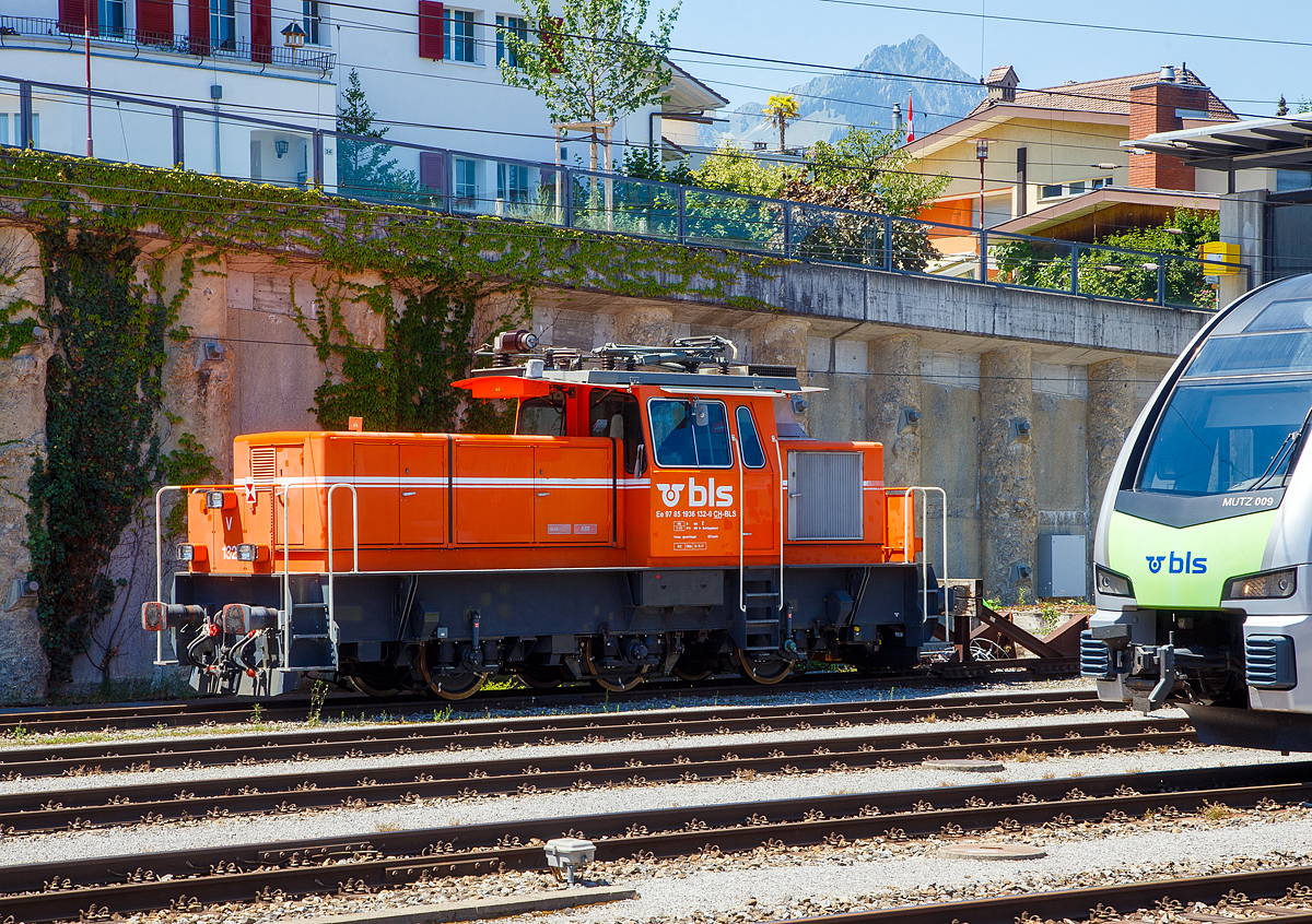 Die BLS Ee 936 132-0 (97 85 1936 132-0 CH-BLS), ex Ee 3/3 EBT 132 - Emmental-Burgdorf-Thun-Bahn, ist am 11.07.2022 beim Bahnhof Spiez abgestellt. 

Die Ee 3/3 wurde 1991 unter der Fabrik-Nr. 5469 bei SLM gebaut, der elektrische Teil ist von ABB.

Die von der Schweizerischen Lokomotiv- und Maschinenfabrik (SLM) 1985 und 1991 gebauten Ee 3/3 und Eea 3/3, sind dreiachsige elektrische Rangierlokomotiven die auch im Streckendienst verwendet werden können. Sie unterscheiden sich von den weit über hundert für die SBB und einige andere Abnehmer gebauten Ee 3/3, Ee 3/3 II und Ee 3/3 IV durch einen Einzelachsantrieb anstelle eines Stangenantriebs und die modernere kantige Bauform. Die Grundkonzeption der Rangierlok mit Mittelführerstand und Vorbauten wurde jedoch übernommen.

Konstruktion:
Als die Post-, Telefon- und Telegrafenbetriebe (PTT) Mitte der 1980er-Jahre für ihre Postbahnhöfe Rangierlokomotiven benötigten, lag der Bau der letzten Ee 3/3 fast zwanzig Jahre zurück. Deshalb wurde aufbauend auf der bewährten Grundkonzeption eine zeitgemäße Lok entworfen. Insbesondere wurde der Stangenantrieb durch einen Einzelachsantrieb ersetzt und die von BBC bzw. ABB beigesteuerte elektrische Ausrüstung basiert auf einer Thyristorsteuerung mit Wellenstrom-Reihenschluss-Fahrmotoren anstelle eines Stufenschalters und Wechselstrommotoren.

An der Bestellung einer zweiten Serie beteiligten sich außer der PTT mit einem Stück auch die damalige EBT-Gruppe und BLS-Gruppe. Letztere forderte für die Güterzustellung auf der Gürbetalbahn die Möglichkeit eines fahrleitungslosen Betriebs. Die an die Gürbetal-Bern-Schwarzenburg-Bahn (GBS) gelieferte Lok weist deshalb zusätzlich Akkumulatoren auf, welche die Lok für beschränkte Zeit mit Strom versorgen können. Sie trägt deshalb die Typenbezeichnung Eea 3/3. 

TECHNISCHE DATEN:
Spurweite: 1.435 mm (Normalspur)
Achsfolge: C
Länge über Puffer: 11.200 mm
Achsabstand: 5.000 mm (2 x 2.500 mm)
Treibraddurchmesser: 1.040 mm (neu)
Gewicht: 48 t
Anzahl der Fahrmotoren: 3
Übersetzungsverhältnis:  1 : 9,60
Anfahrzugkraft: 130 kN
Höchstgeschwindigkeit: 75 km/h eigen (geschleppt 60 km/h)
Leistung: 600 kW