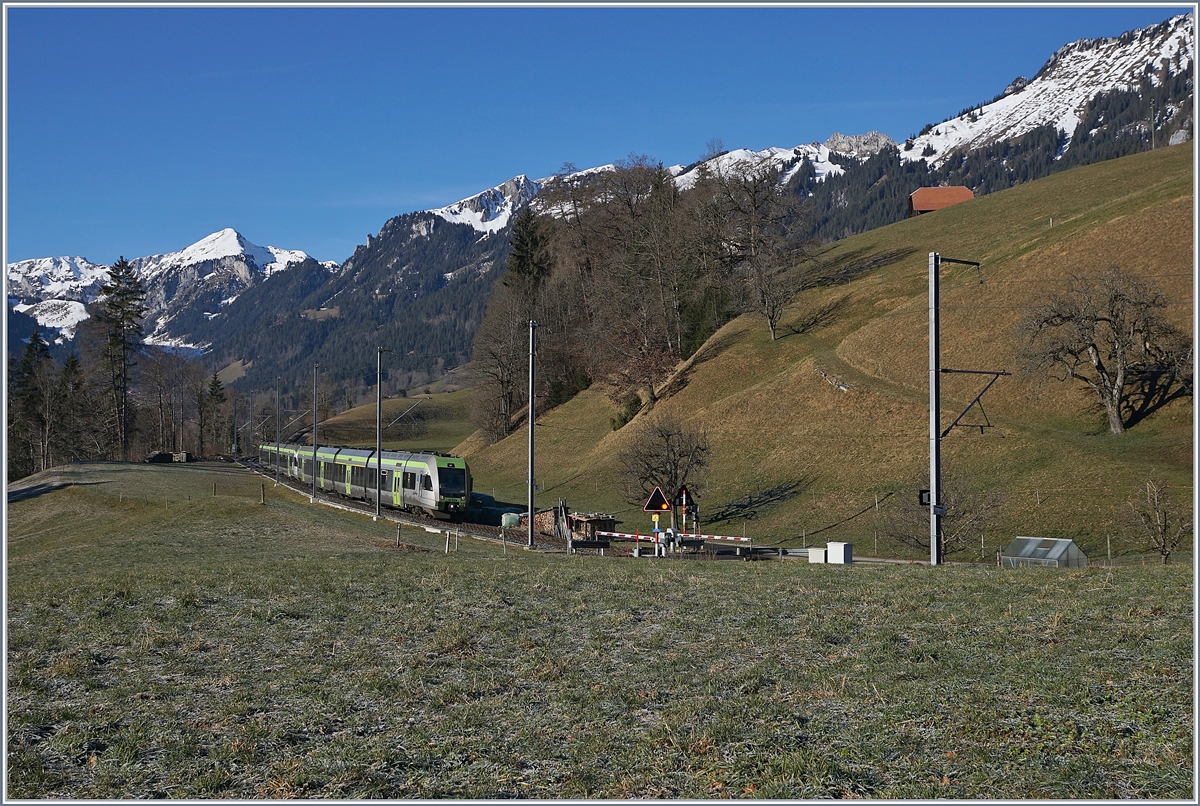 Die BLS  Lötschberger  RABe 535 124 und 535 118 auf der Fahrt von Zweisimmen nach Bern kurz vor Weissenburg (und der Bunschenbach Brücke).

12. Januar 2020 