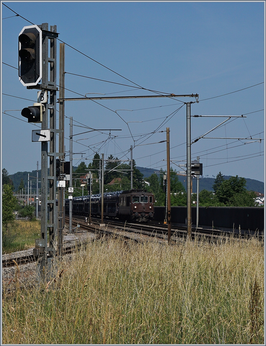 Die BLS Re 4/4 173 passiert bei Altmarkt das Ausfahrtsignal der WB.
22. Juni 2017 