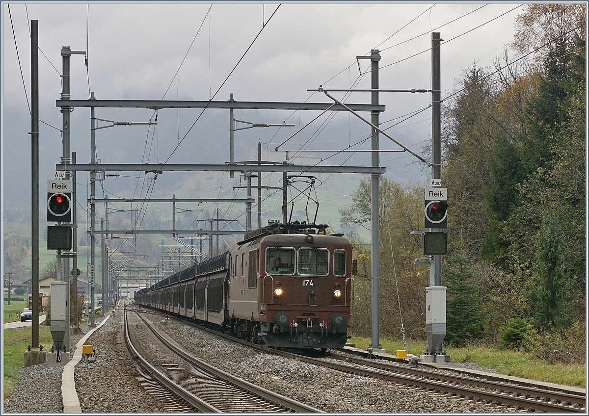 Die BLS Re 4/4 174 erreicht mit einem leeren Autowagen Zug Mülenen. 
Mülenen ist nur eine Haltestelle die zu sehenden Signale und Weichen gehören bereits zum Bahnhof von Reichenbahch im Simmental. 
30. Okt. 2017