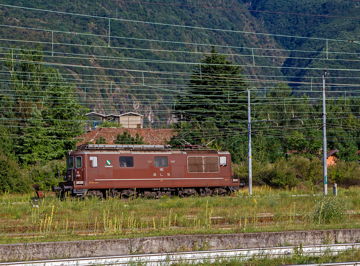 Die BLS Re 4/4 182 „Kandergrund“ / Re 425 182 (91 85 4425 182-3 CH-BLS) fährt am 02.08.2019 als Lz (solo) über die einspurige Güterzugumfahrung Domodossola zum Rangierbahnhof Beura-Cardezza (ex Rbf Domodossola II). Diese Strecke ist mit 15 kV 16,7 Hz Wechselstrom elektrifiziert. 

Die Re 4/4 wurde 1974 von der Schweizerische Lokomotiv- und Maschinenfabrik (SLM) in Winterthur unter der Fabriknummer 5038 gebaut, die elektrische Ausrüstung ist von BBC.

