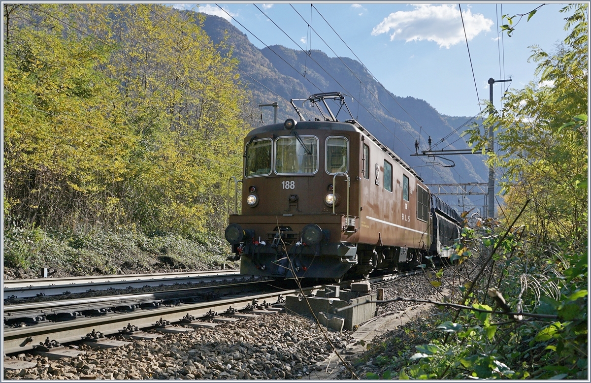 Die BLS Re 4/4 188 erreicht Varzo.
27. Okt. 2017