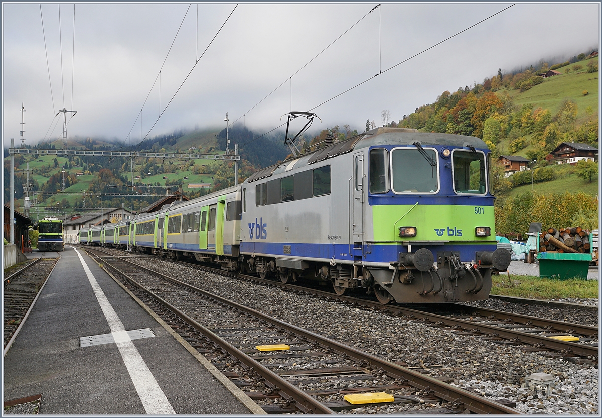 Die BLS Re 4/4 II 501 (ex SBB) mit einem RE bestehend aus EW III (ex Swiss Express) nach Spiez beim Halt in Boltigen. 

22. Okt. 2019