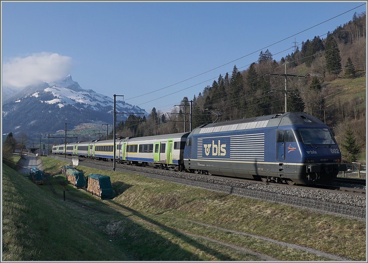 Die BLS Re 465 002 erreicht mit ihrem EW III Regionazug von Spiez nach Frutigen den Halt Mülenen.

14. April 2021