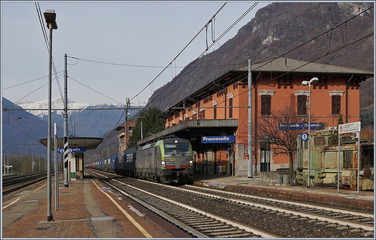 Die BLS Re 475 404 fährt mit einem Güterzug auf der Strecke Domodossola - Milano Richtung Süden durch die Station Premosello-Chiovenda.
29. Nov. 2018