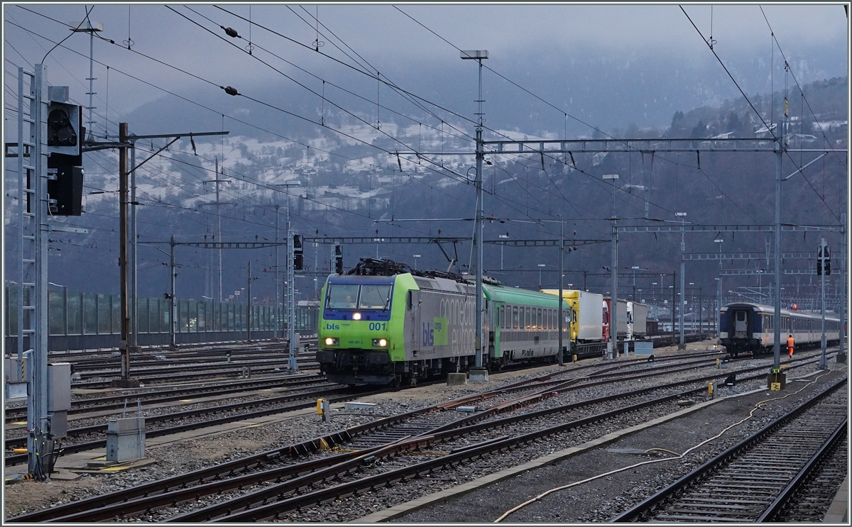 Die BLS Re 485 001-2 wartet mit einer RoLa Novara - Freiburg in Brig auf die Weiterfahrt.
19. Feb. 2016
