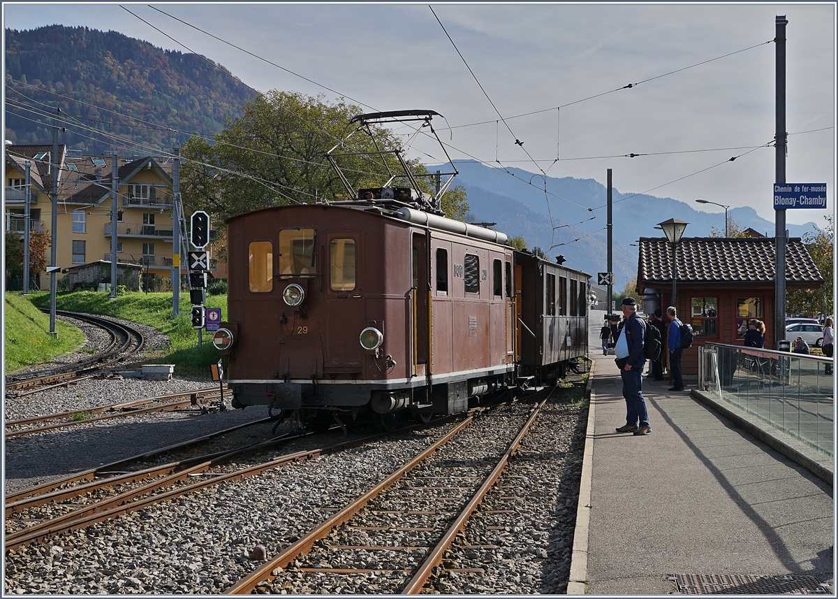Die BOB HGe 3/3 29 mit dem BOB  Kaiserwagen  in Blonay.

27. Okt. 2019