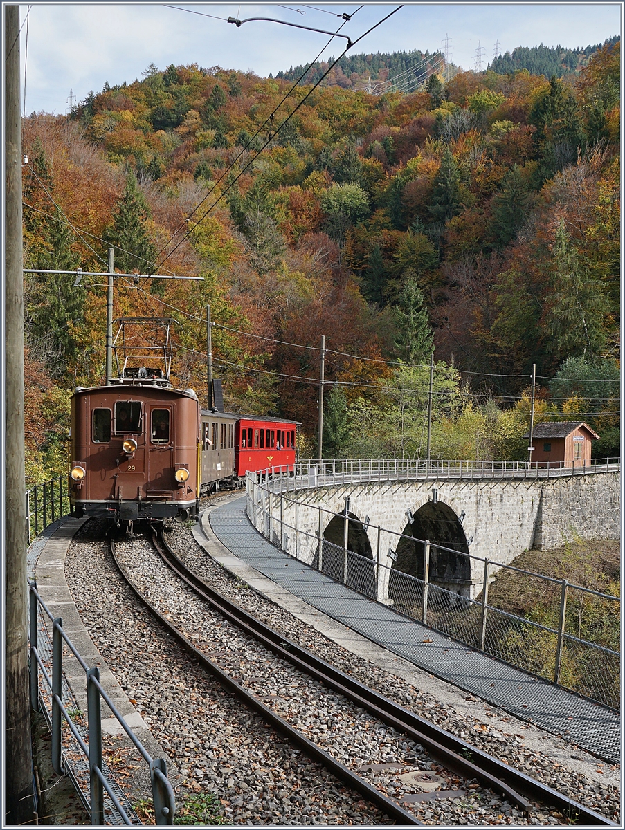 Die BOB HGe 3/3 29 ist mit ihrem BOB  Kaiserwagen  und dem gut dazu passenden NStCM Vierachser beim Baie de Clarens Viadukt auf dem Weg nach Blonay.

27. Okt. 2019
