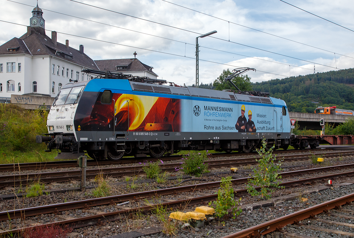 Die Captrain 185 549-3 (91 80 6185 549-3 D-CCW) fährt am 24.08.2021 mit einem Containerzug durch Niederschelden über die Siegstecke (KBS 460) in Richtung Köln. Aktuell trägt die Lok Werbung für die Mannesmann Röhrenwerke – Rohre aus Sachsen.

Die TRAXX F140 AC1 wurde 2005 bei Bombardier in Kassel unter der Fabriknummer 33737 gebaut. Sie hat die Zulassungen für Deutschland, Österreich und die Schweiz. Eigentümer der Lok ist die VC Holding SAS (Clichy bei Paris).

