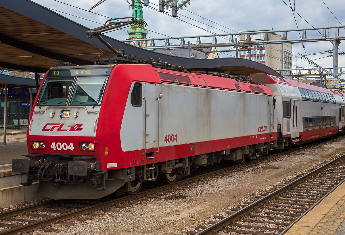 
Die CFL 4004 (91 82 000 4004-9 L-CFL) steht am 15.05.2016 mit dem RB nach Rondange (deutsch Rodingen) im Bahnhof Luxemburg Stadt (Luxembourg/ Lëtzebuerg) zur Abfahrt bereit. 

Die TRAXX wurde 2004 von Bombardier in Kassel unter der Fabriknummer 33693 gebaut und an die CFL geliefert. Die Bombardier TRAXX P140AC1 ist eine modifizierte DB BR 185.1, eine Kombination für den Personen- und Frachtdienst. 20 dieser Loks wurden für die CFL zwischen 2004 und 2005 gebaut.

Die Maschinen verfügen über eine spezielle Software, mit der sie schneller anfahren können. Dies ist besonders wichtig für den Einsatz in Regionalzügen..

TECHNISCHE DATEN (der CFL 4000):
Nummerierung: 4001 bis 4020
Spurweite: 1.435 mm
Achsanordnung: Bo‘Bo‘
Länge über Puffer: 18.900 mm
Drehzapfenabstand: 10.400 mm
Achsabstand im Drehgestell: 2.600 mm
Gesamtbreite: 2.978 mm
Höhe: 4.189 mm (bei gesenkten Stromabnehmern)
Eigengewicht : 84 t
Achslast: 21 t
Leistung: 5.600 kW (7.614 PS)
Anfahrzugkraft: 300 kN
Bremskraft: 150 kN
Nennspannung: 25kV 50 Hz und 15kV 16,7 Hz Wechselstrom
Höchstgeschwindigkeit: 140 km/h
Zulassungen: Luxemburg, Deutschland und Belgien  bis zu den Bahnhöfen Gouvy, Attem und Virton
