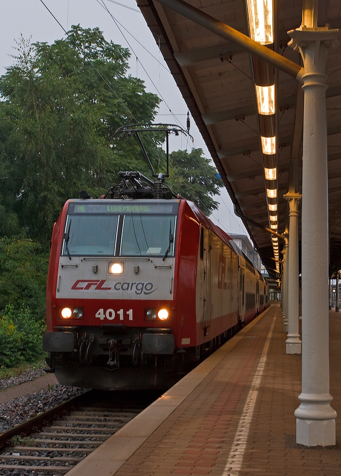Die CFL 4011 (91 82 000 4011-4 L-CFL) mit dem DoSto-Zug als RE 14  DeLux-Express  Trier – Luxembourg (Umlauf RE 5214), steht am 05.10.2013 im Hbf Trier Gleis am 10 S�d zur Abfahrt bereit.

Zuvor brachte der Zug gute Freunde nach Trier ;-)