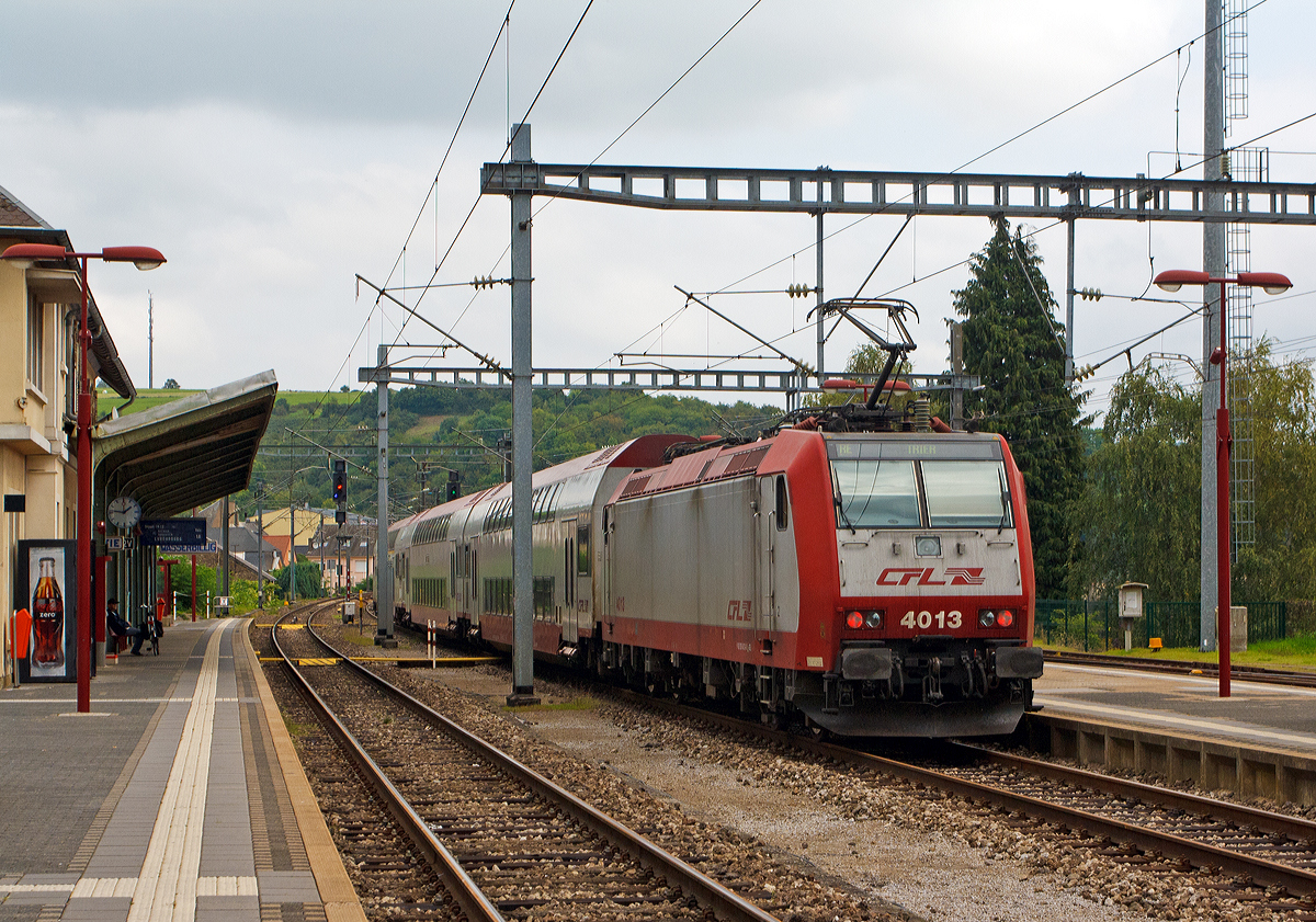 
Die CFL 4013 (91 82 000 4013-0 L-CFL) schiebt die drei Doppelstockwagen als RE 5213 (Luxembourg - Wasserbillig - Trier Hbf) vom Bahnhof Wasserbillig weiter in Richtung Trier. Ab der Deutschen Grenze  (d.h. in Rheinland-Pfalz) wird er dann auch als RE 14  DeLux-Express  geführt.  