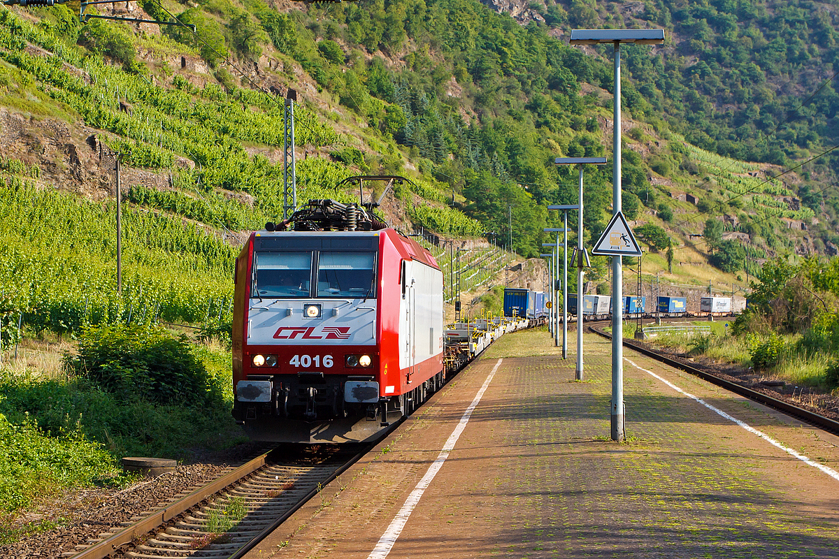 
Die CFL 4016 fährt am 21.06.2014 mit einem Taschenwagenzug durch den Bf Kattenes in Richtung Trier.

Die TRAXX P140AC1 (modifizierte DB BR 185.1, eine Kombination für den Personen- und Frachtdienst) wurde 2005 von Bombardier in Kassel unter der Fabriknummer 33715 gebaut und an die CFL geliefert.  Sie hat die NVR-Nummer 91 82 000 4016-3 L-CFL und die EBA-Nummer EBA 99A22L 016. 